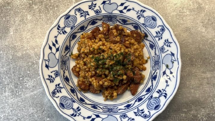 Tarhoňa s klobásou na cibulce a česneku