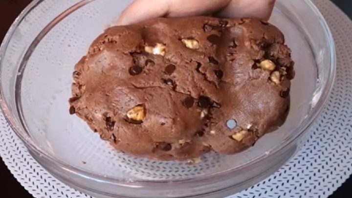 Ořechové sušenky s čokoládou sypané cukrem