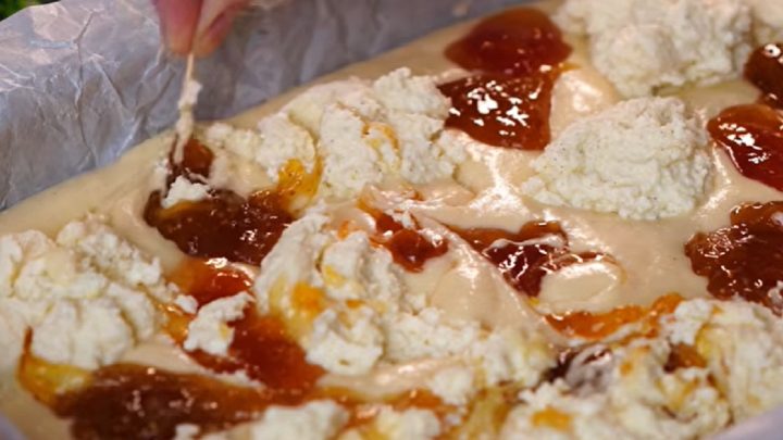 Drobenkový koláč s tvarohem a marmeládou