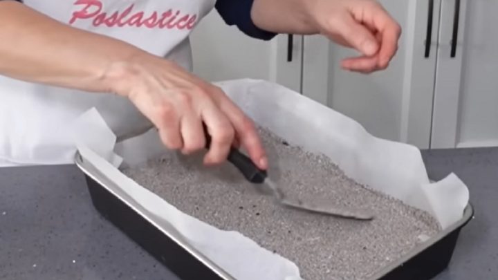 Strakaté makové řezy se sametovou polevou