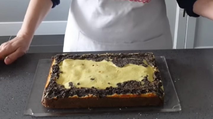 Strakaté makové řezy se sametovou polevou