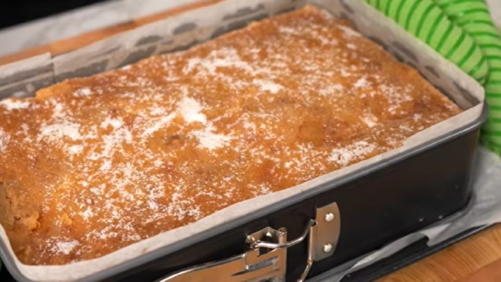 Rychlý a vláčný koláč s jablky sypaný cukrem