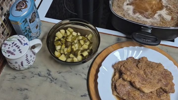 Krkovice po znojemsku na cibuli a slanině