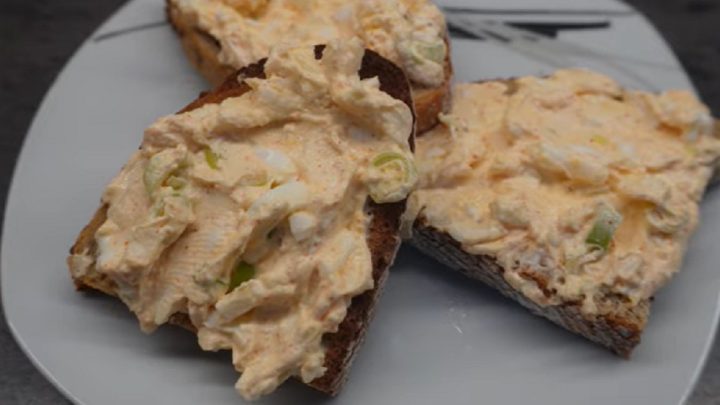 Vajíčková pomazánka s tvarohem a cibulkou