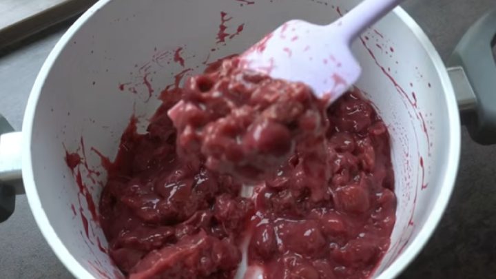 Pudinkové řezy s kompotovanými třešněmi