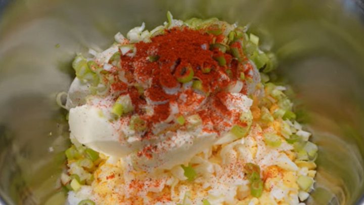 Vajíčková pomazánka s tvarohem a cibulkou