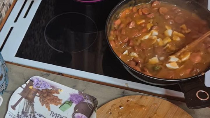 Jednoduchý párkový guláš s paprikou