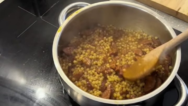 Tarhoňa s klobásou na cibulce a česneku