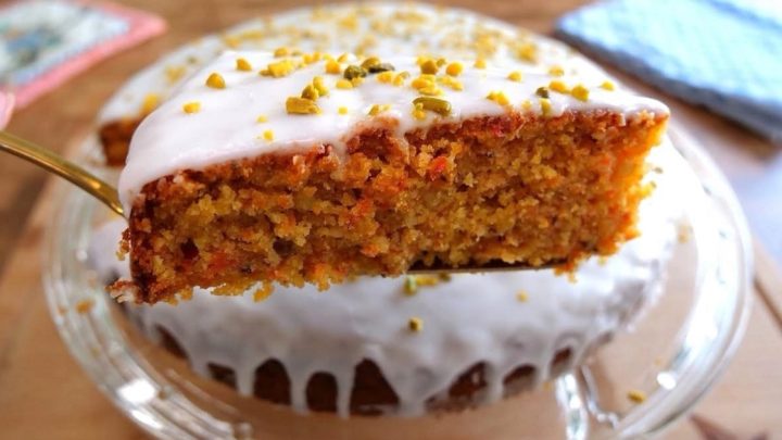 Vláčný mrkvový koláč s citrónovou polevou