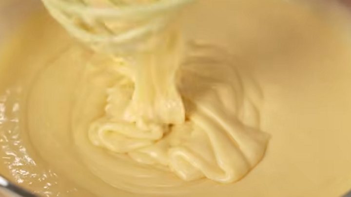 Rychlý a vláčný koláč s jablky sypaný cukrem