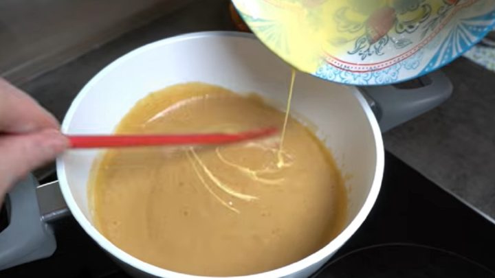 Piškotové řezy s čokoládou a ovocným krémem