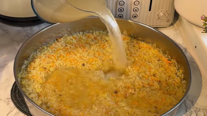 Kuře v celku s rýží z 1 pekáče na cibulce