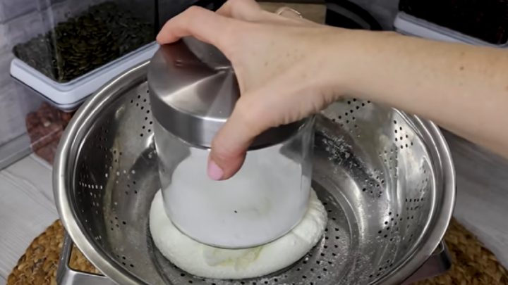 Jednoduchý domácí krémový sýr z jogurtu