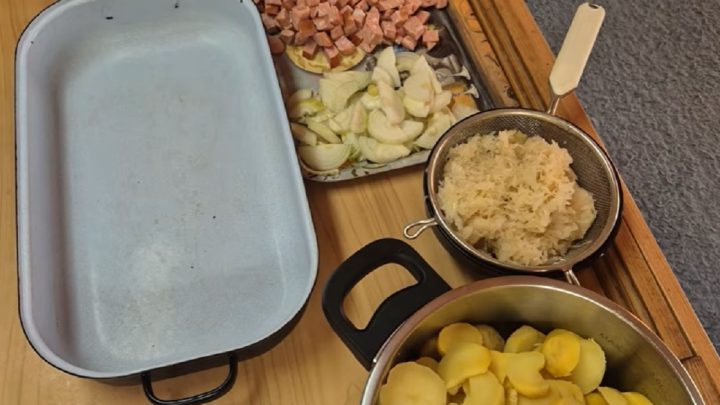 Zapečené brambory se zelím a klobásou