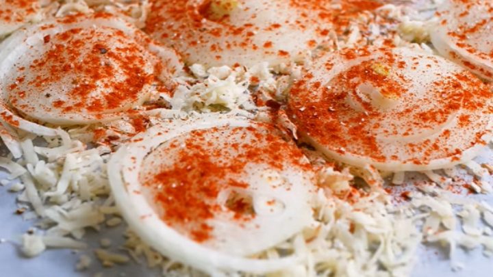 Cibulová pizza se sýrem a ovesnými vločkami