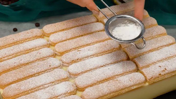 Rychlé řezy s cukrářskými piškoty bez pečení
