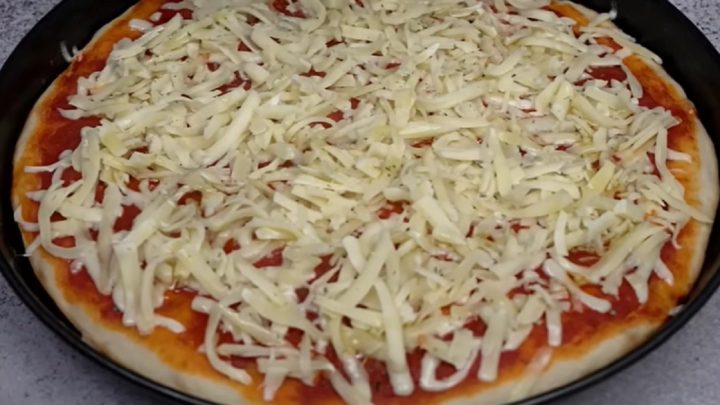 Rychlá domácí pizza bez hnětení s mozzarellou