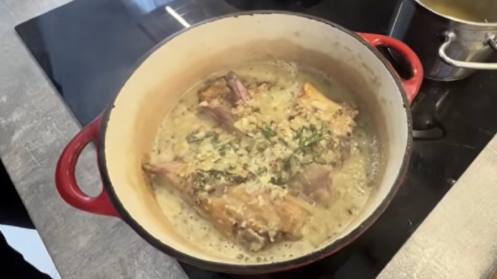 Králík na česneku a hořčici s bylinkami