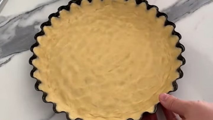 Křehký koláč s pudinkem a broskvemi