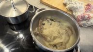 Králík na česneku a hořčici s bylinkami