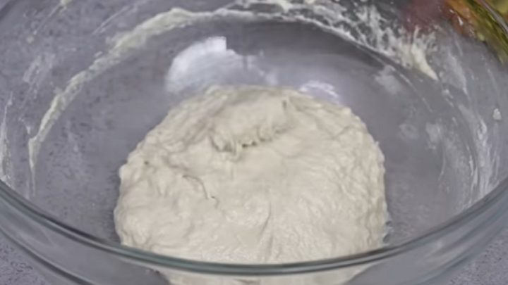 Rychlá domácí pizza bez hnětení s mozzarellou