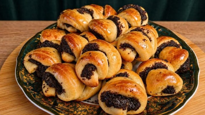 Jednoduché kynuté rohlíčky s makovou náplní Jednoduché kynuté rohlíčky s makovou náplní