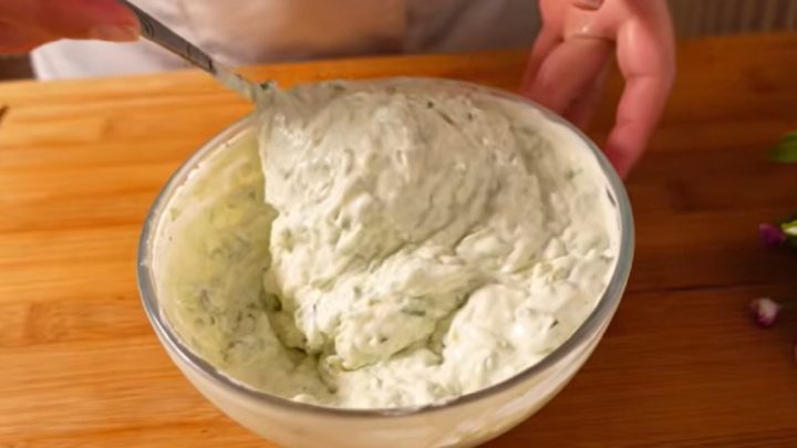 Pravé řecké tzatziki s bílým jogurtem