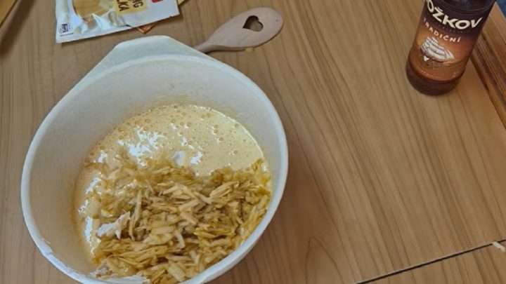 Tvarohová bábovka s jablky a vanilkou