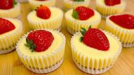 Mini cheesecaky s jahodami a vanilkou