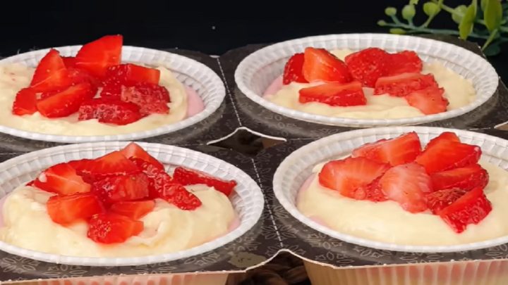Jogurtové muffiny s tvarohem a jahodami