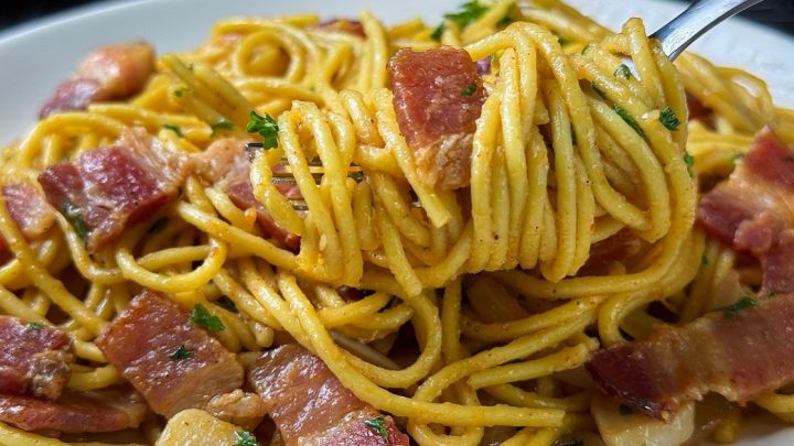 Rychlé nudle se slaninou a cibulí Rychlé nudle se slaninou a cibulí