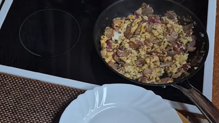 Smažené ředkvičky s vejci a cibulí