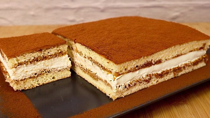 Pečené tiramisu řezy se smetanovým krémem Pečené tiramisu řezy se smetanovým krémem