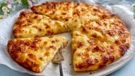 Pizza z ovesné kaše s mozzarellou