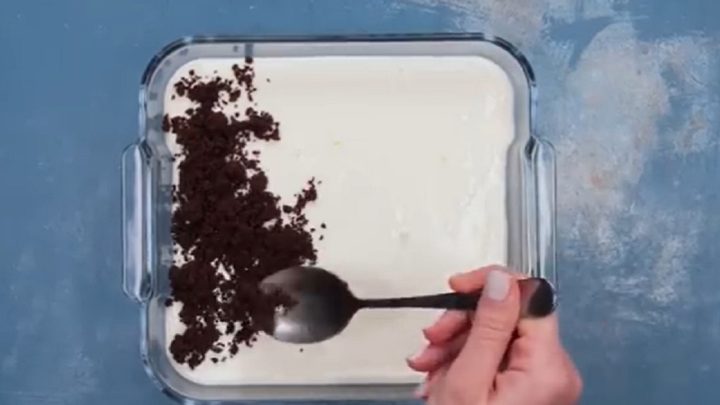 Nepečené řezy s jogurtem a jahodami