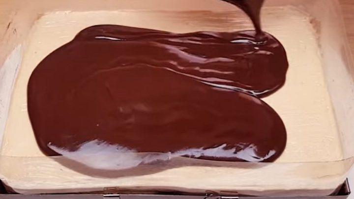 Karamelové řezy bez pečení s čokoládou