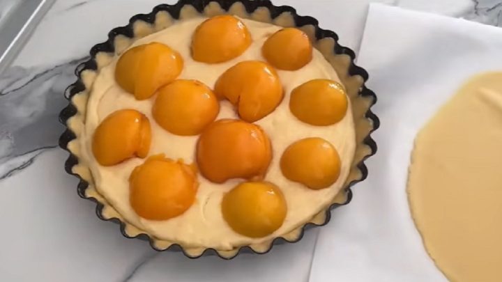 Křehký koláč s pudinkem a broskvemi