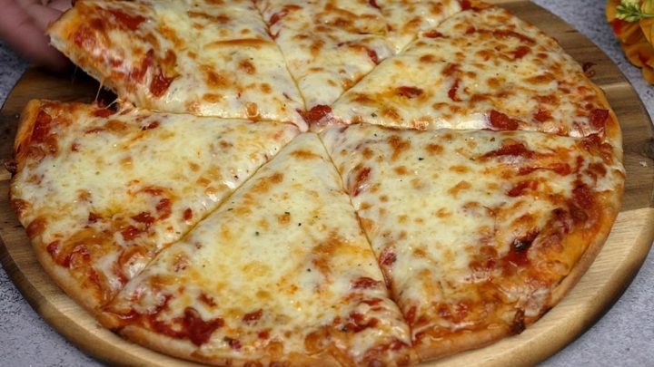 Rychlá domácí pizza bez hnětení s mozzarellou