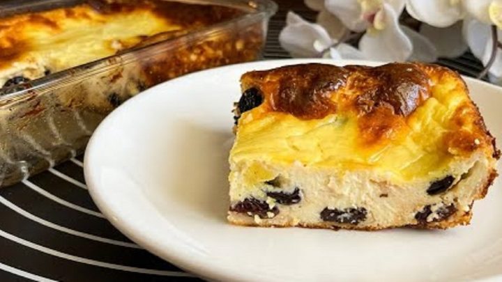 Rychlý tvarožník s rozinkami a smetanou