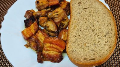 Smažené vepřové kostky s česnekem