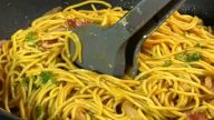 Rychlé nudle se slaninou a cibulí