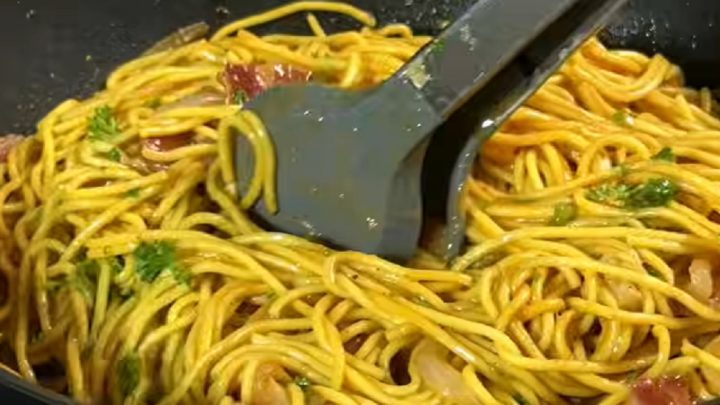 Rychlé nudle se slaninou a cibulí
