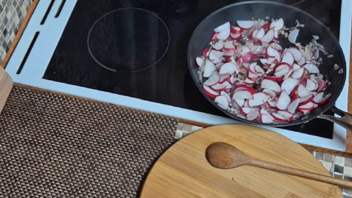 Smažené ředkvičky s vejci a cibulí