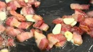 Rychlé nudle se slaninou a cibulí