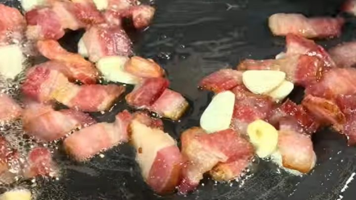 Rychlé nudle se slaninou a cibulí