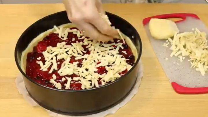 Křehký koláč s ovocem a mandlemi