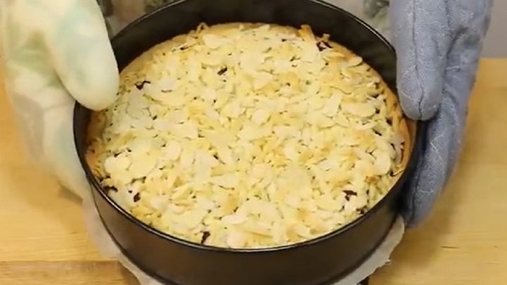 Křehký koláč s mraženým ovocem