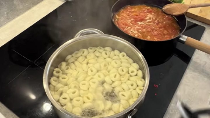 Zapečené tortellini s rajčaty a mozzarellou
