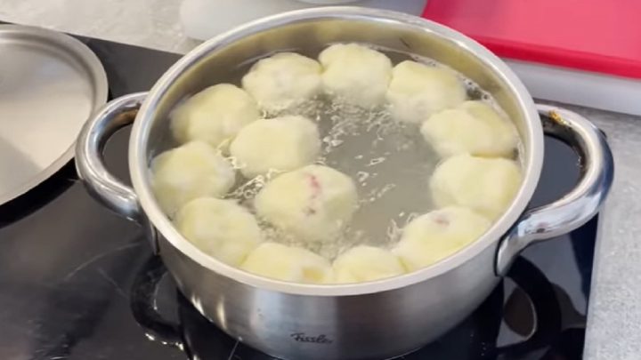 Rychlé tvarohové knedlíky plněné jahodami