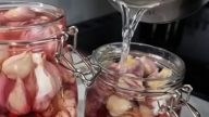 Nakládaný mladý česnek s červenou řepou